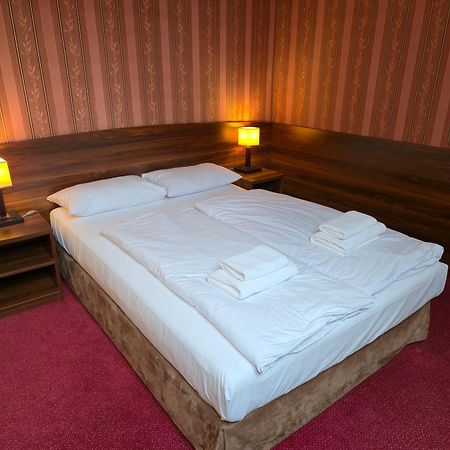Hotel Dworski Galaktyczny Park Warzymice Exterior photo