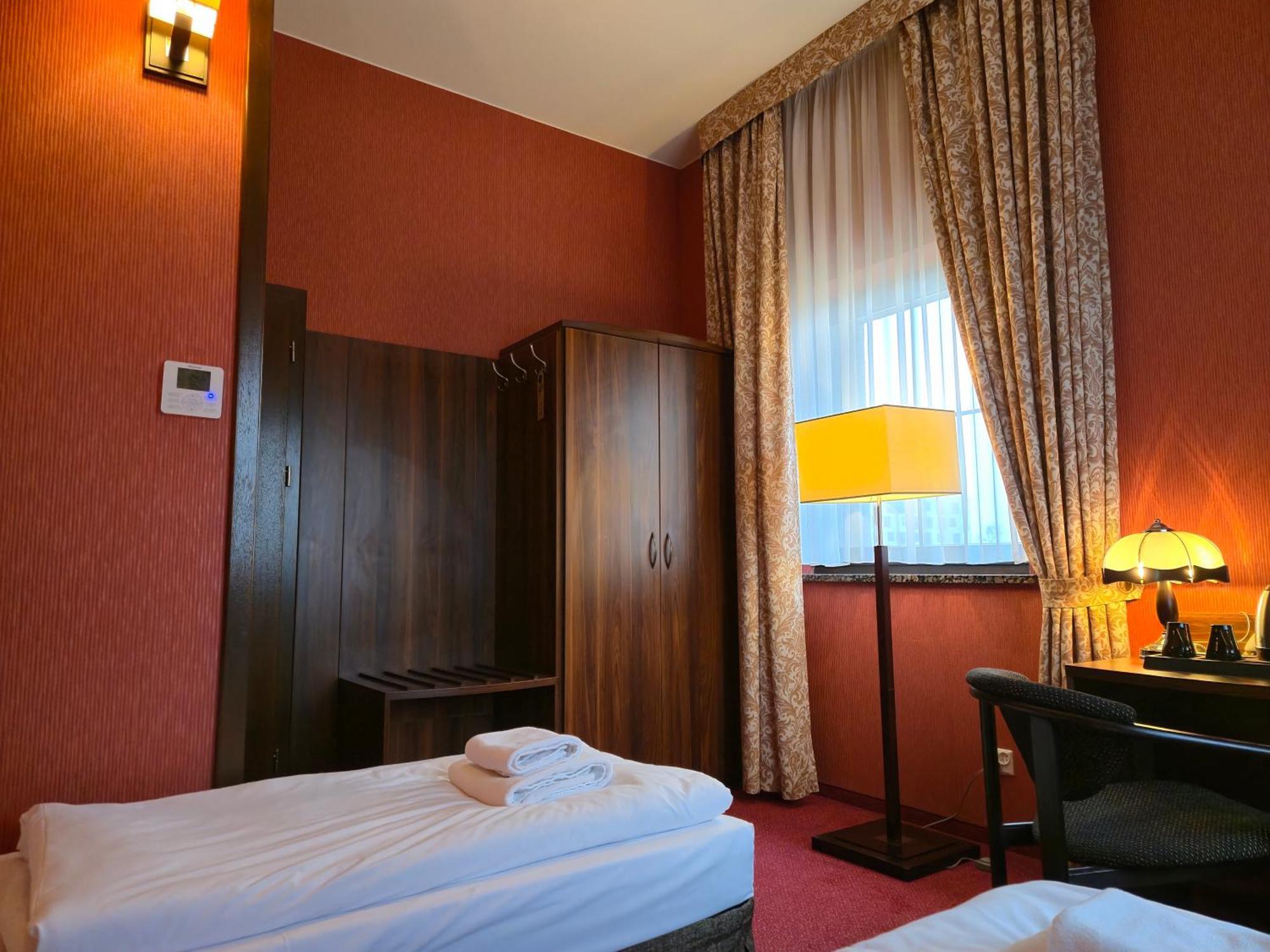 Hotel Dworski Galaktyczny Park Warzymice Exterior photo